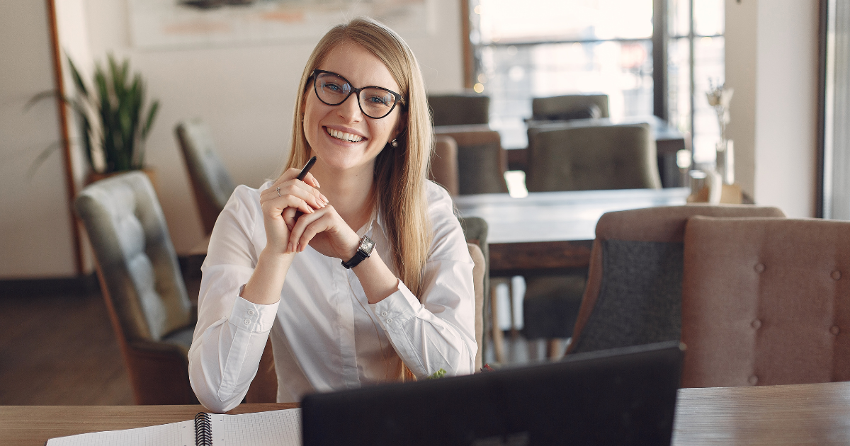 empresaria usando email marketing